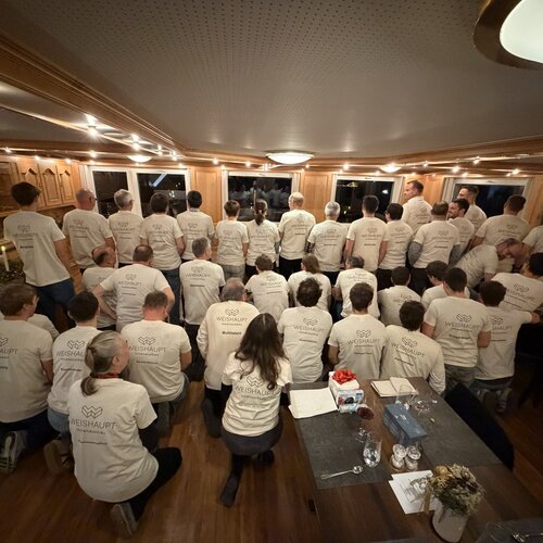 Zum Jahresabschluss feiern wir, was uns ausmacht:Menschen mit Charakter, Können und Herz 💫Unsere T-Shirts tragen...