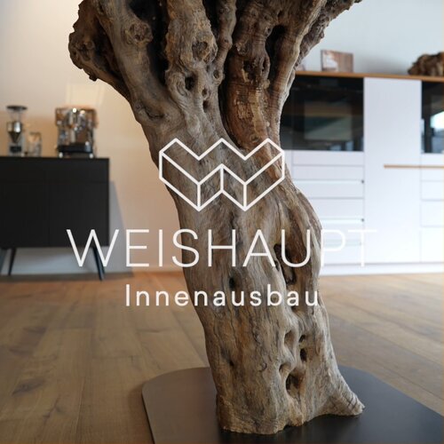 Aus Wurzeln wird Erinnerung.Diese Olivenbaumstämme hat einst Bruno Weishaupt selig ausgesucht – mit seinem Blick für...