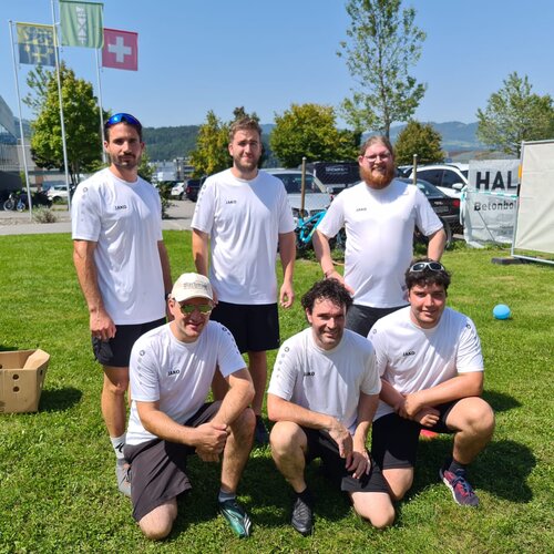 Teamgeist auch abseits der Werkstatt! 🏐🐔Unsere Weishaupt AG Innenausbau Mannschaft war beim diesjährigen Güggeliturnier...