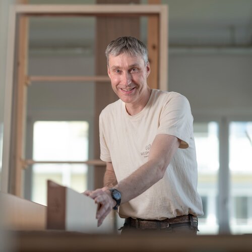 Am 1. Dezember vor 15 Jahren startete Damian Wellig als Bankschreiner bei Weishaupt AG Innenausbau. Seine speziellen...