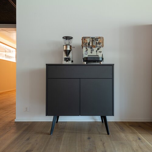 Praktisch. Stilvoll. Durchdacht.In Zusammenarbeit mit @bruehpunkt durften wir ein Kaffeemöbel entwickeln, das Design...