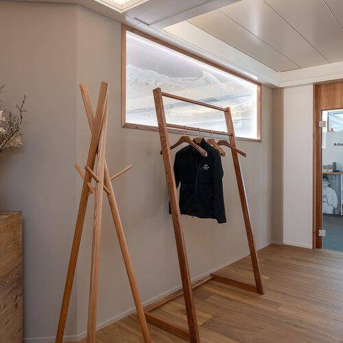 Unsere Holzgarderoben in zwei Varianten sind stilvolle Hingucker, praktisch und überall einsetzbar. Sie vereinen Design...